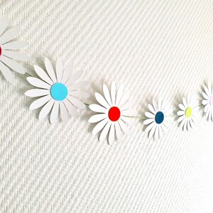 Fleurs en papier suspendues, ambiance douce et nature