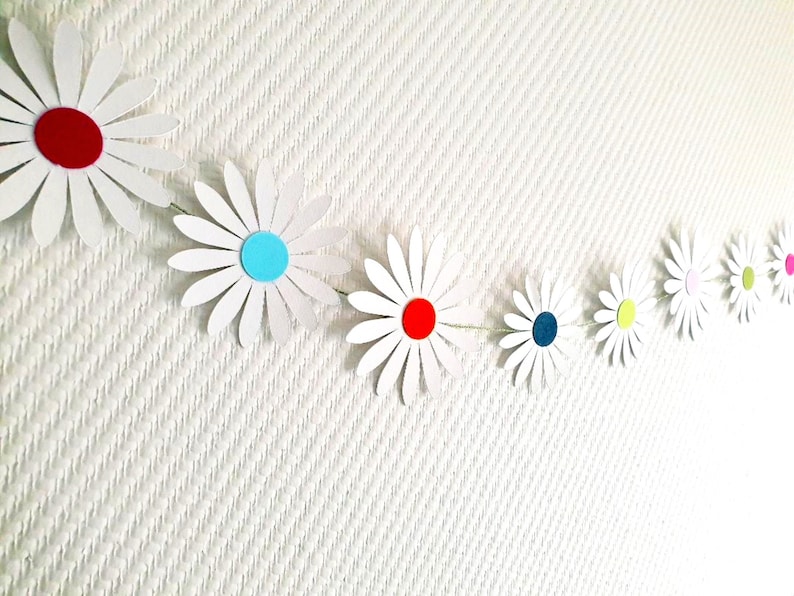 Fleurs en papier suspendues, ambiance douce et nature