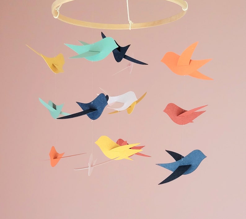 Mobile bébé 15 Oiseaux multicouleurs sur cercle en bois 20x45 cm Cadeau de naissance Mobile pour berceau. image 7