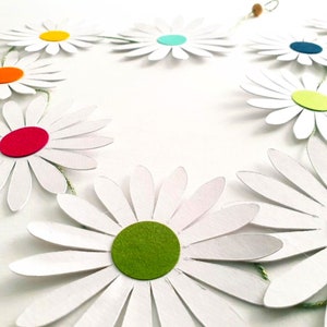 Zoom sur une fleur marguerite en papier de 11 cm de diamètre