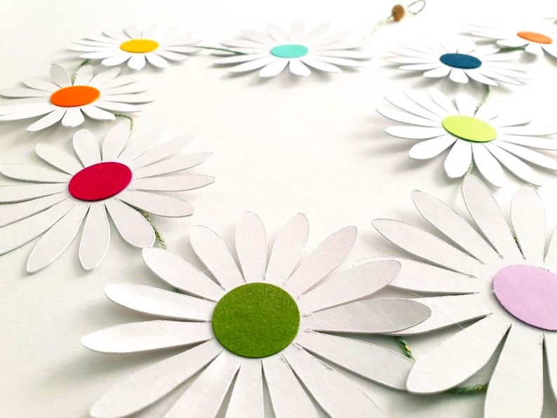 Zoom sur une fleur marguerite en papier de 11 cm de diamètre
