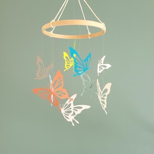 Móvil de mariposas de papel de colores: decoración aérea para la habitación del bebé o regalo de nacimiento.