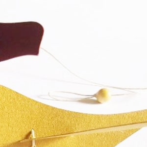 Guirlande décorative faite main avec cinq oiseaux découpés en papier recyclé aux teintes bleu, vert, rouge, jaune moutarde et orange, fixés sur un fil de coton avec perles de bois et un pompon en papier.