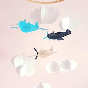 Móvil para bebé - Aviones en tonos azules y nubes blancas sobre círculo de madera fabricado con cartón reciclado 25x55cm