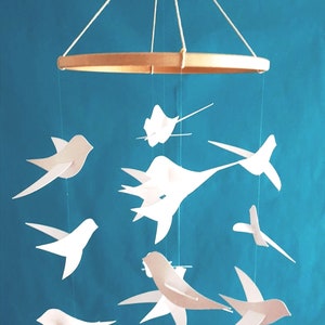 Mobile pour bébé 15 Oiseaux blancs sur cercle en bois 20x45 cm Cadeau de naissance Mobile pour berceau. image 3