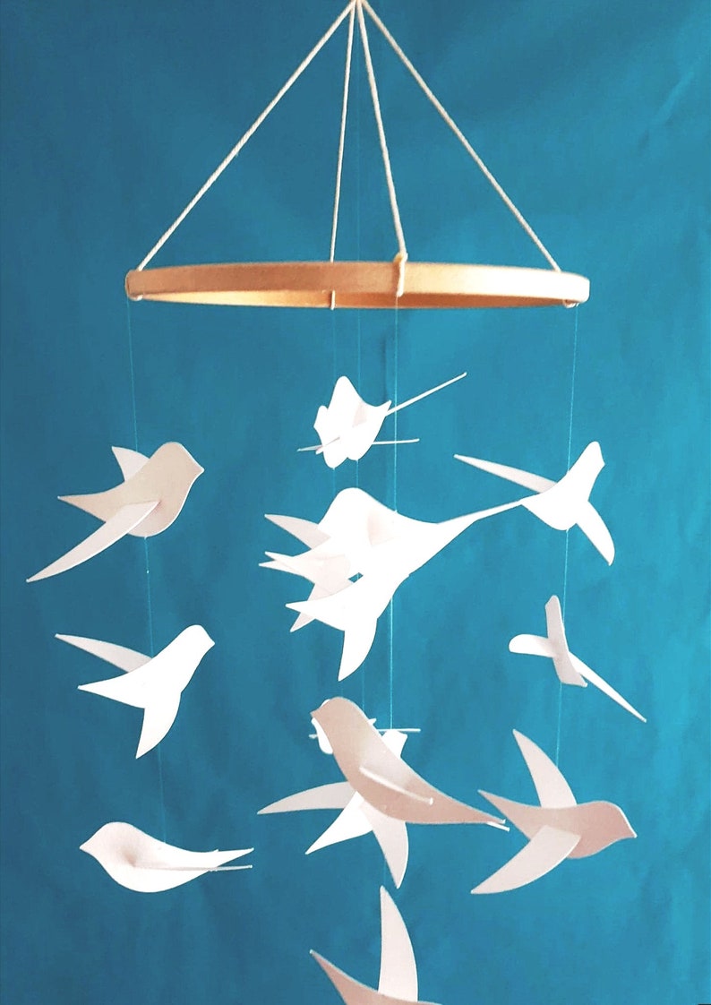 Mobile pour bébé 15 Oiseaux blancs sur cercle en bois 20x45 cm Cadeau de naissance Mobile pour berceau. image 3