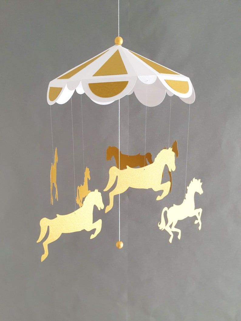 Carrousel de chevaux 24x50cm papier cartonné blanc et Or Décor de chambre de bébé Cadeau de naissance. image 9