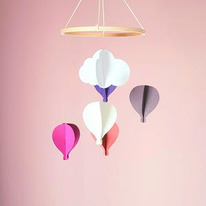 Mobile ecologico per bambini - Mongolfiere e nuvole di carta nei toni del rosa