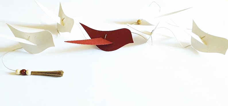 Suspension oiseau déco murale verticale papier recyclé perles bois pompon