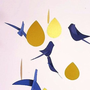 Mobile bébé 5 Oiseaux bleu marine Gouttes or sur cercle en bois 20x50cm Décor de chambre. image 3