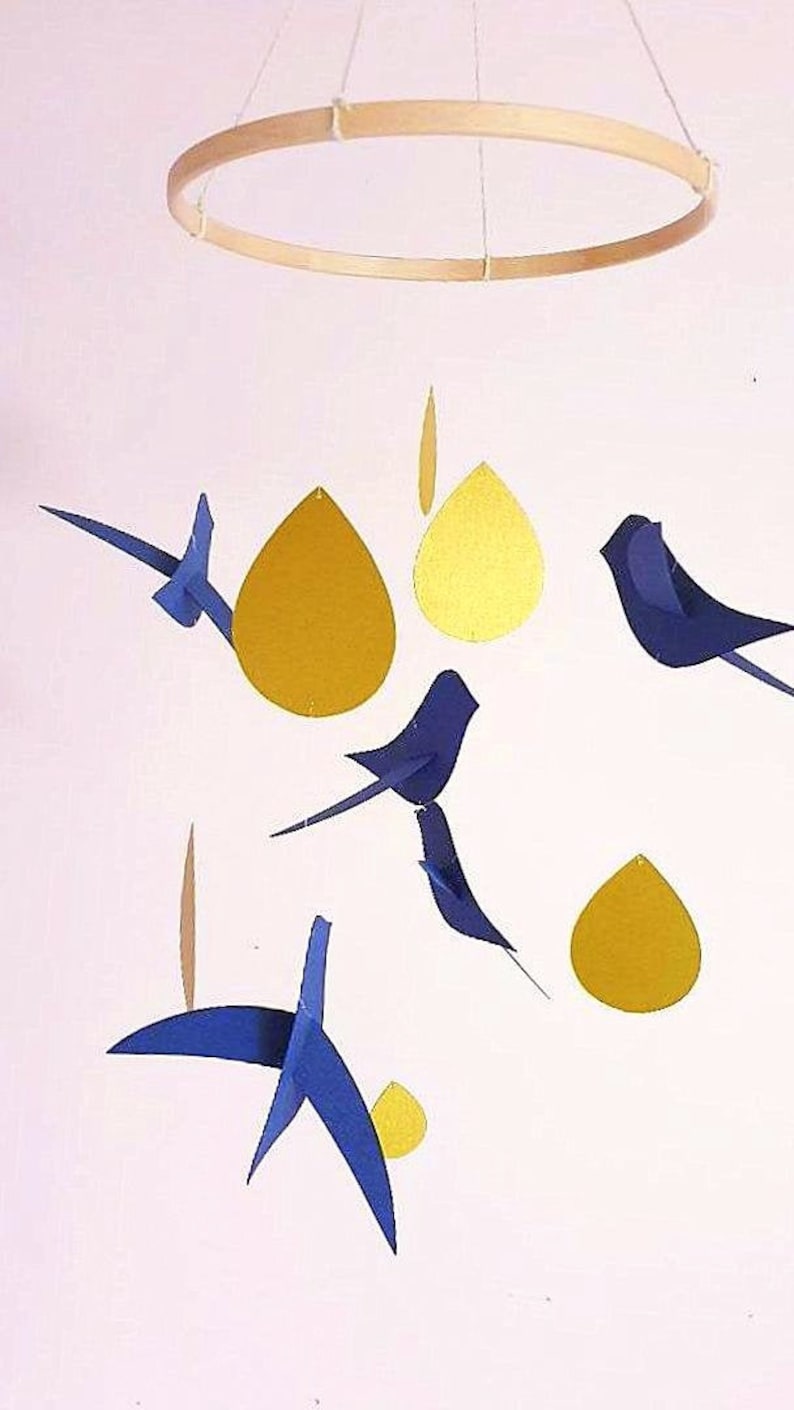 Mobile bébé 5 Oiseaux bleu marine Gouttes or sur cercle en bois 20x50cm Décor de chambre. image 3
