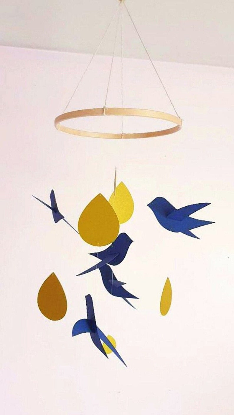 Mobile bébé 5 Oiseaux bleu marine Gouttes or sur cercle en bois 20x50cm Décor de chambre. image 1
