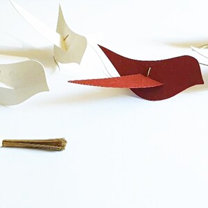 Guirlande décorative 6 oiseaux rouge blanc artisanat écologique suspension 120cm