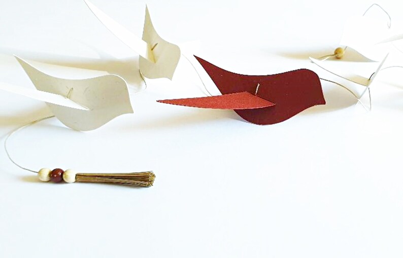 Guirlande décorative 6 oiseaux rouge blanc artisanat écologique suspension 120cm