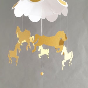 Carrousel de chevaux 24x50cm papier cartonné blanc et Or Décor de chambre de bébé Cadeau de naissance. image 4