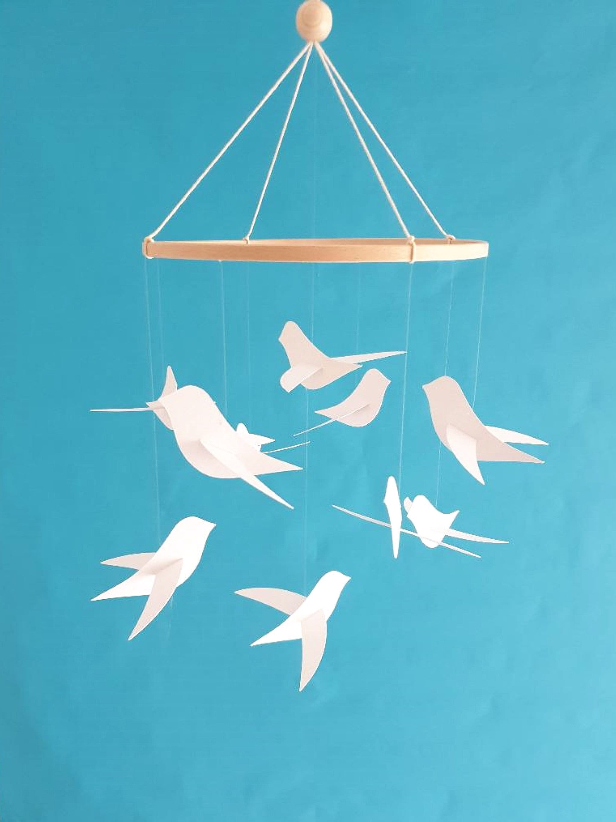 Baby wieg mobiel - 10 vogel mobiel van gerecycled papier -  Gepersonaliseerde hangende decoratie - Handgemaakt geboortecadeau - Etsy  België, image size:2049x2733