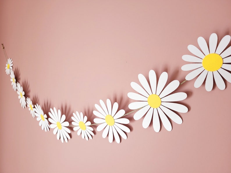 Guirlande suspendue de marguerites en papier cartonné recyclé