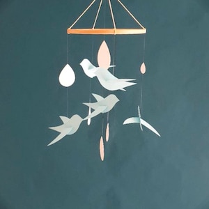 Giostrina per bambini personalizzabile -5 Uccelli celesti Gocce bianche su cerchio di legno 20x45 cm