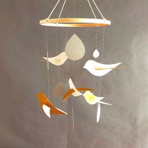 Mobile bébé 5 Oiseaux crème et or Gouttes argentées 20x50cm Cadeau de naissance Mobile pour berceau. image 2