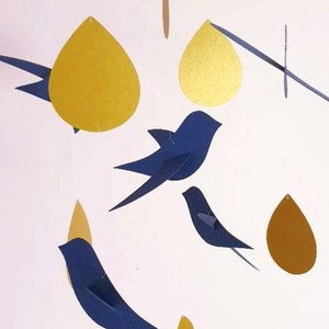 Mobile bébé 5 Oiseaux bleu marine Gouttes or sur cercle en bois 20x50cm Décor de chambre. image 4