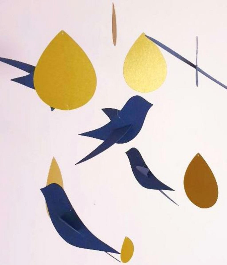 Mobile bébé 5 Oiseaux bleu marine Gouttes or sur cercle en bois 20x50cm Décor de chambre. image 4