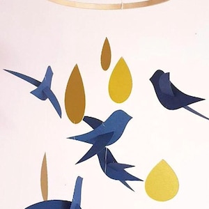 Mobile bébé 5 Oiseaux bleu marine Gouttes or sur cercle en bois 20x50cm Décor de chambre. image 5