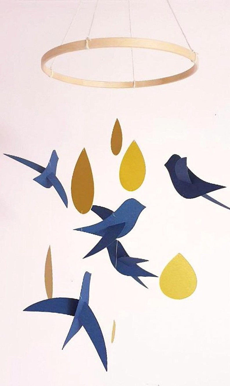 Mobile bébé 5 Oiseaux bleu marine Gouttes or sur cercle en bois 20x50cm Décor de chambre. image 5