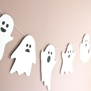 Guirlande en carton recyclé Fantômes 140cm - Décor Halloween.