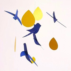 Mobile bébé 5 Oiseaux bleu marine Gouttes or sur cercle en bois 20x50cm Décor de chambre. image 7