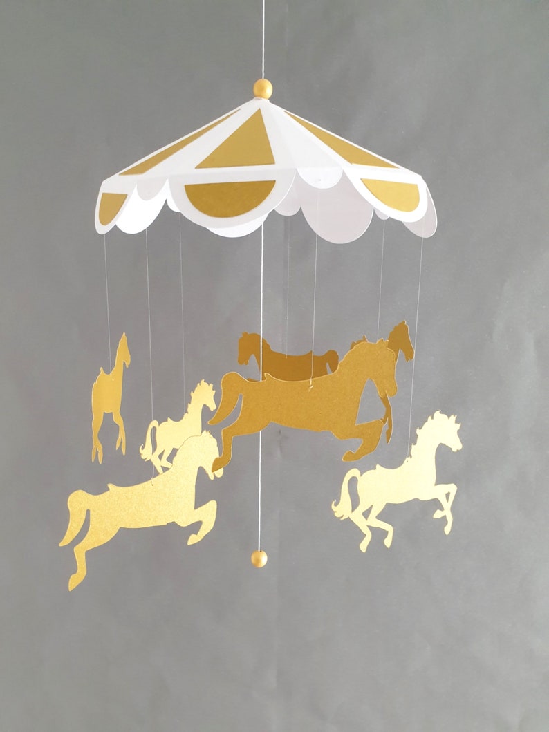 Carrousel de chevaux 24x50cm papier cartonné blanc et Or Décor de chambre de bébé Cadeau de naissance. image 8