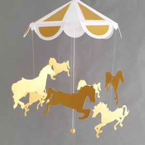 Carrousel de chevaux 24x50cm papier cartonné blanc et Or Décor de chambre de bébé Cadeau de naissance. image 3