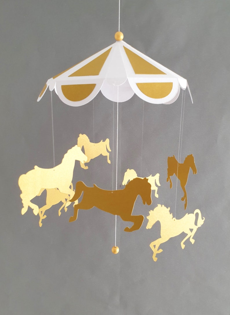 Carrousel de chevaux 24x50cm papier cartonné blanc et Or Décor de chambre de bébé Cadeau de naissance. image 3