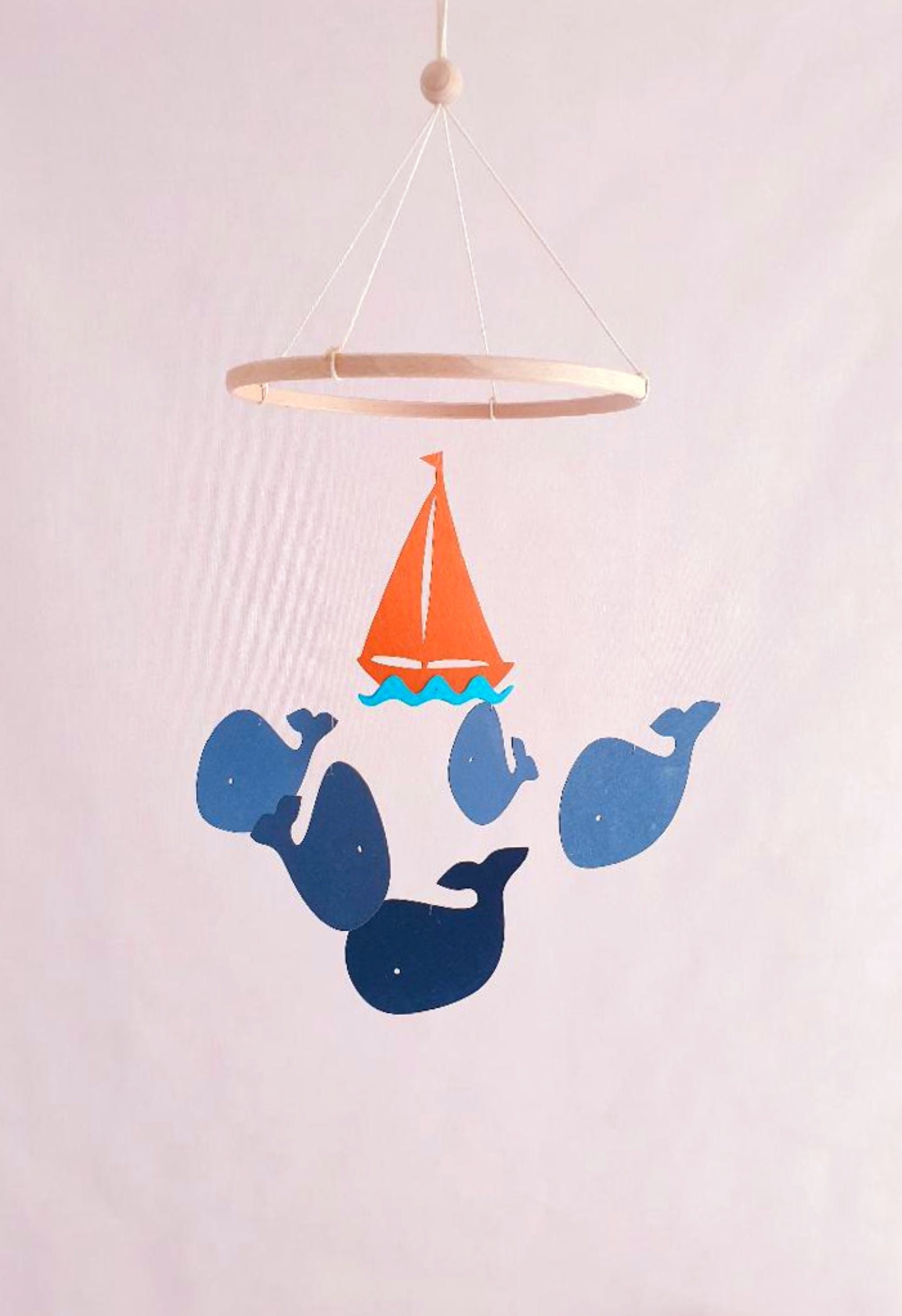 mobile pour bébé 5 baleines et bateau sur cercle en bois 20x45cm papier cartonné recyclé mobile berceau.