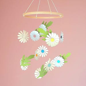 Mobile sospeso: 11 margherite bianche con cuori colorati su un cerchio di legno di 20x50 cm.