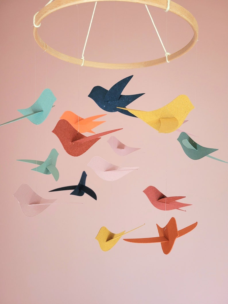 Mobile bébé 15 Oiseaux colorés sur cercle en bois 20x45 cm Cadeau de naissance Mobile pour berceau. image 4