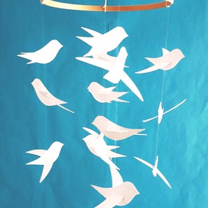 Babymobile 15 weiße Vögel auf Holzkreis 20x45 cm Geburtsgeschenk Mobile für die Wiege. Bild 2