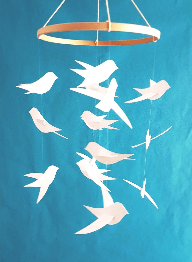 Mobile pour bébé 15 Oiseaux blancs sur cercle en bois 20x45 cm Cadeau de naissance Mobile pour berceau. image 2