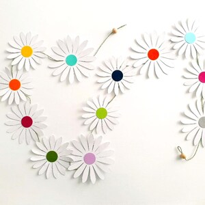 Détail des fleurs en papier recyclé, style déco florale champêtre