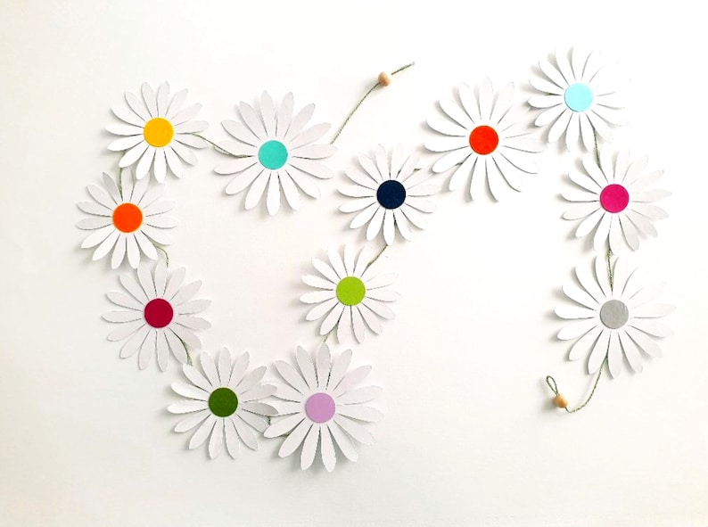 Détail des fleurs en papier recyclé, style déco florale champêtre