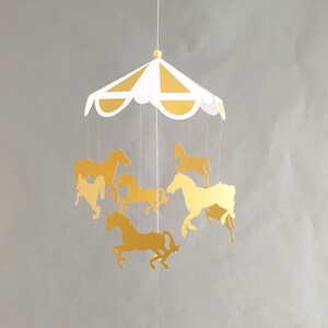 Carrousel de chevaux 24x50cm papier cartonné blanc et Or Décor de chambre de bébé Cadeau de naissance. image 2