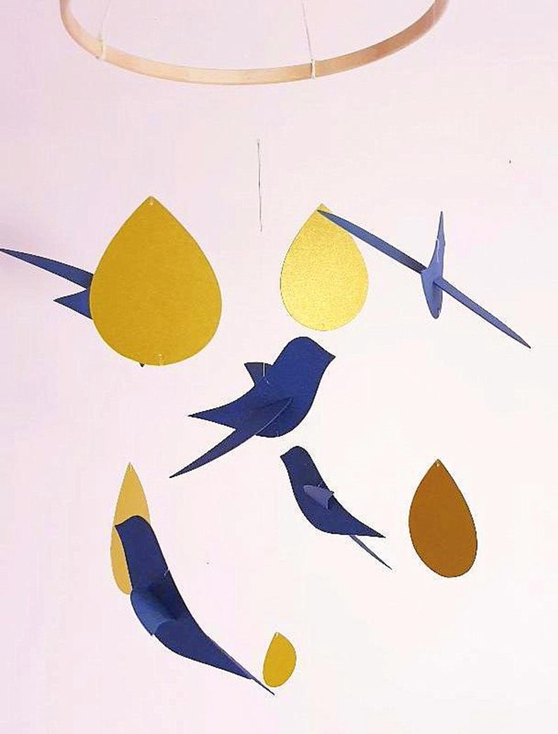 Mobile bébé 5 Oiseaux bleu marine Gouttes or sur cercle en bois 20x50cm Décor de chambre. image 6