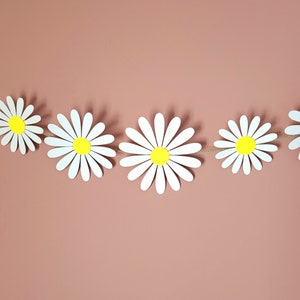 Fleurs blanches en papier fait main sur cordelette en coton bio