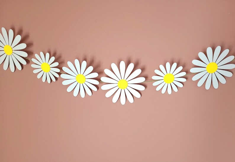 Fleurs blanches en papier fait main sur cordelette en coton bio