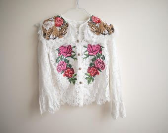 Vintage Cottagecore Kawaii White Lace Blouse with Cross-Stitch Cat & Rose Appliqués XS