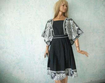70s Cotton Calico Dress: Black & Ecru Print Kimono Sleeve by Muoti Tuote - S