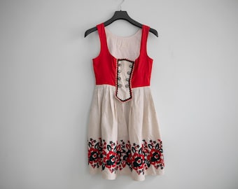 Vintage Rot Beige Leinen Dirndl Pinafore Kleid: Bestickter Trachtenmode Bayerischer Stil - Größe s