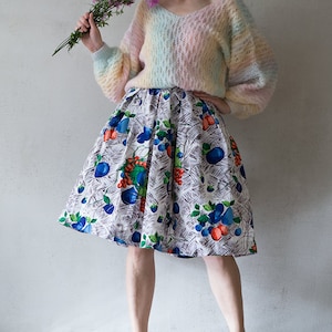 50s vintage  skirt cotton fruit Novelty print  skirt /flare white blue red print summer skirt / knee length skirt / Size S small