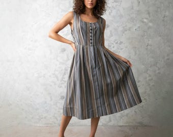 Dirndl Trägerkleid/ braun grau gestreiftes ärmelloses geknöpftes Frontkleid Midikleid Trachtenkleid // Gr. M