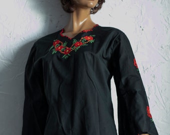 Vintage Bluse/Tunika im Boho-Stil mit schwarzer und roter Blumenstickerei aus Ungarn /Sblous/ S
