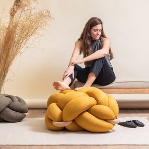 Großes veganes Wildleder Gelbes Wüstenkissen, Wildleder Bodenkissen, Knoten Bodenkissen, moderner Pouf, osmanisches Kissen, Pouf ottoman, Wildleder Pouf Bild 1